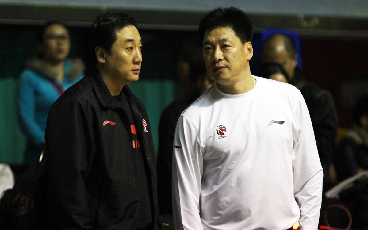 四大绯闻主帅人选缠身，山东男篮一大悬念待破解，一人被*疆新**截胡