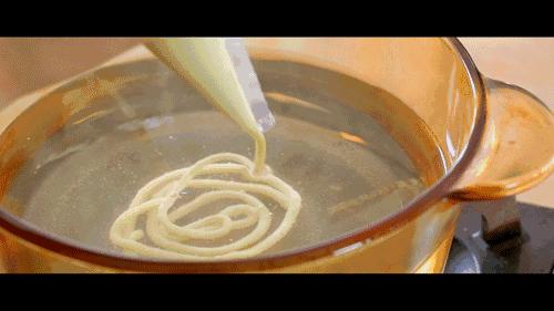 儿童手工制作米线,小宝宝做的米线真好吃