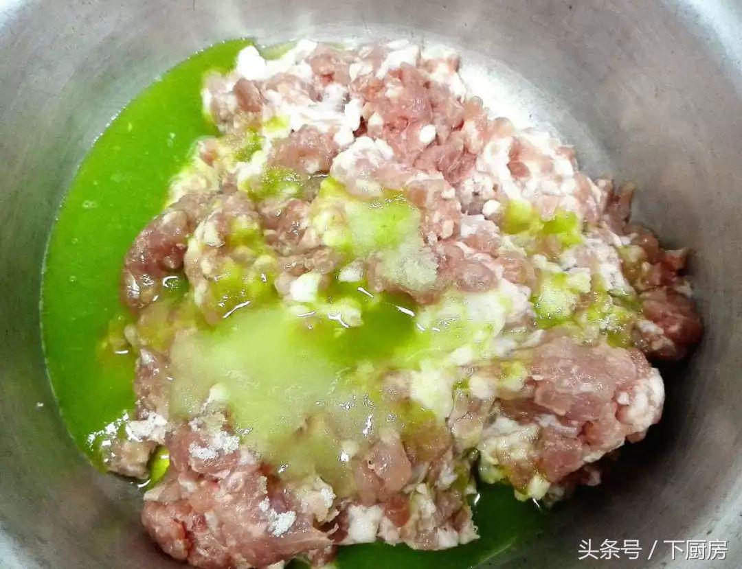 肉馅儿怎么拌才会鲜嫩多汁,拌好的肉馅总有一股味