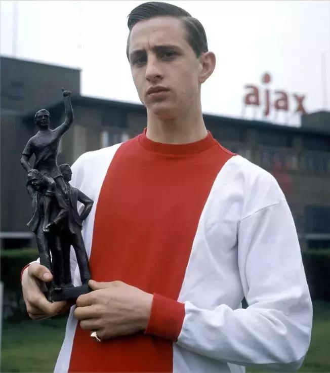 巴萨教父克鲁伊夫去世,巴萨致敬克鲁伊夫