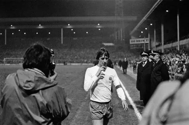 巴萨教父克鲁伊夫去世,巴萨致敬克鲁伊夫