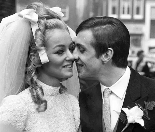 巴萨教父克鲁伊夫去世,巴萨致敬克鲁伊夫