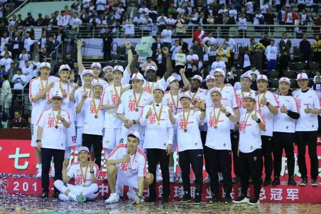 都说CBA奖杯是淘宝同款！可你知道CBA冠军奖杯是无价之宝吗？