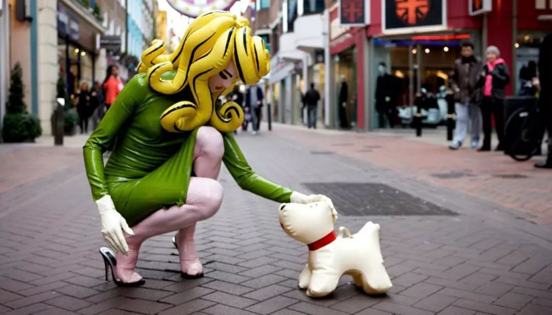 备受欧美时尚圈宠爱的真人*气娃充**娃，每次看秀都坐在第一排