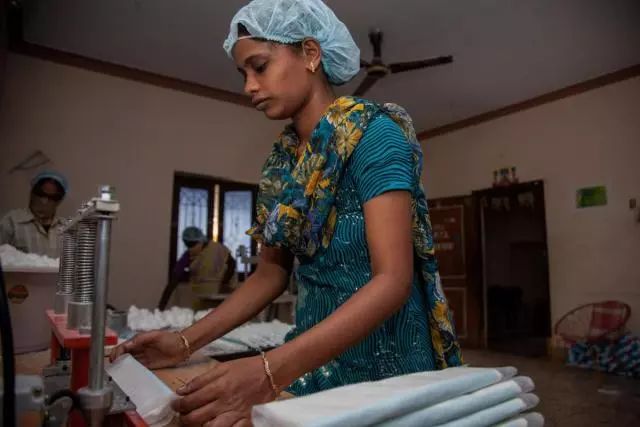 这个穿上女式*裤内**,血漏裤子,成全村变态的他,为爱造出了卫生巾