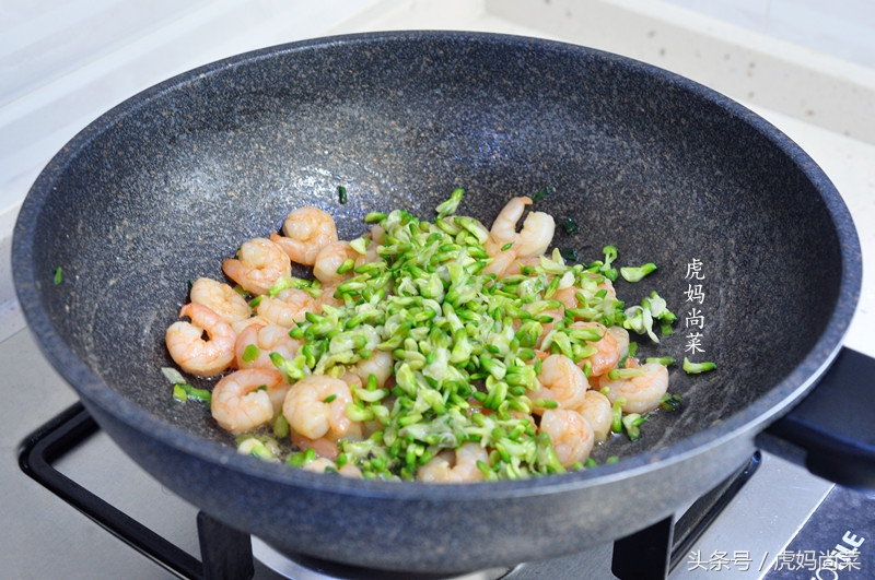 清炒虾仁最简单最快的做法大全,清炒虾仁好吃有诀窍学会这两招