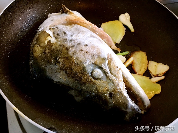 鱼头炖豆腐的经典做法不放辣椒,鱼头焖豆腐不加一滴水却非常好吃