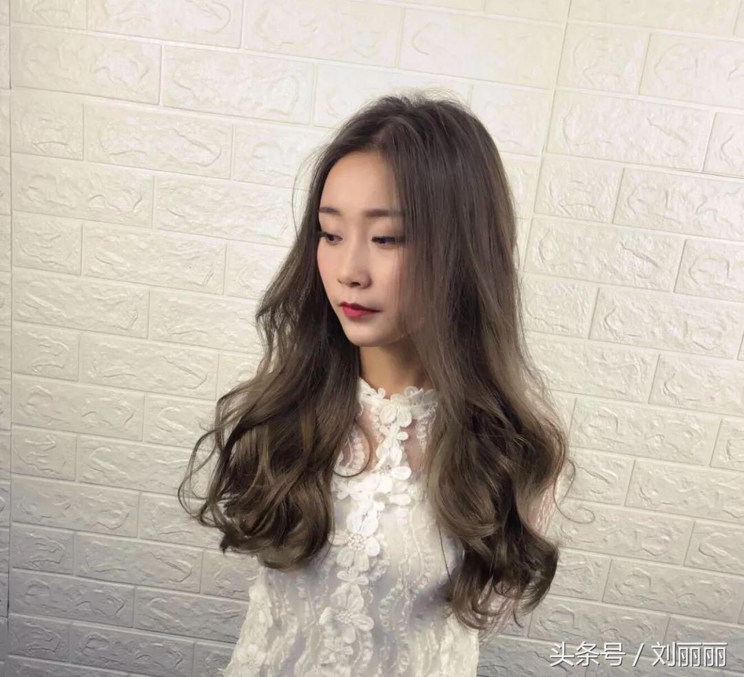 烫发怕老气慵懒锁骨烫时尚又减龄,羊毛卷冷烫怎么烫才不显老气