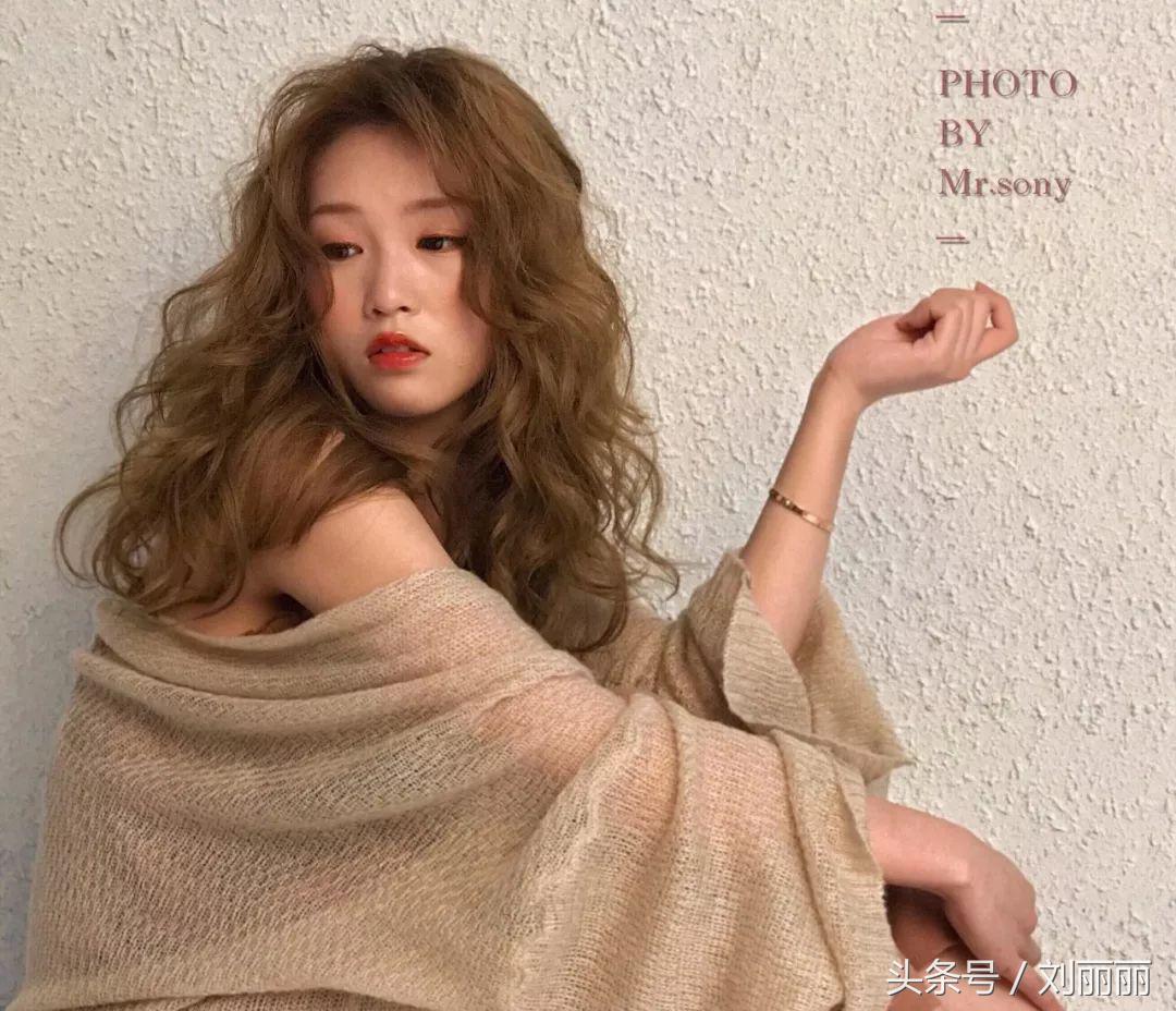 烫发怕老气慵懒锁骨烫时尚又减龄,羊毛卷冷烫怎么烫才不显老气