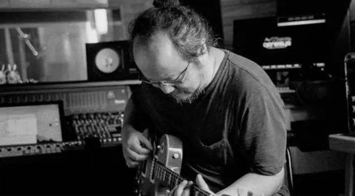 窦唯戴帽子长头发,窦唯出镜