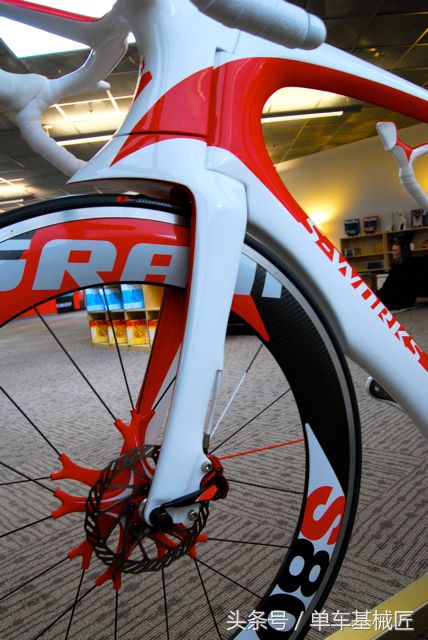 这辆双人自行车名叫“超级撕裂机器”，看过介绍，我觉得当之无愧