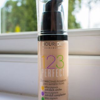 干敏皮粉底液学生党平价 (平价好用油皮持妆粉底液学生党)