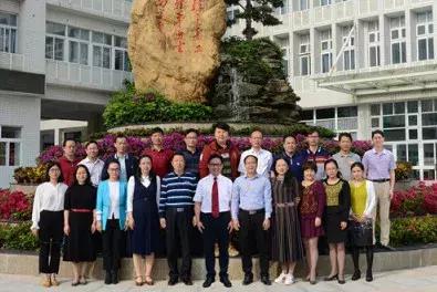 我在西乡中学，等一个人！