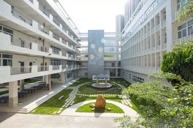 我在西乡中学，等一个人！