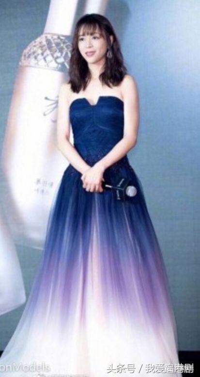 张钧甯被鱼尾裙坑了？她身上这条美上热搜的礼服裙被质疑是山寨的