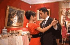 张钧甯被鱼尾裙坑了？她身上这条美上热搜的礼服裙被质疑是山寨的