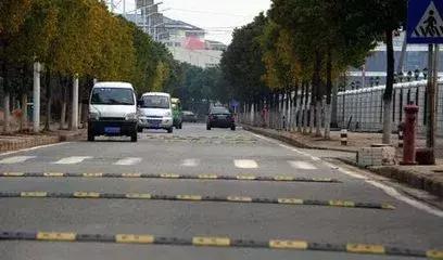 路上的减速带怎么过才不伤车,路过路口刹车技巧