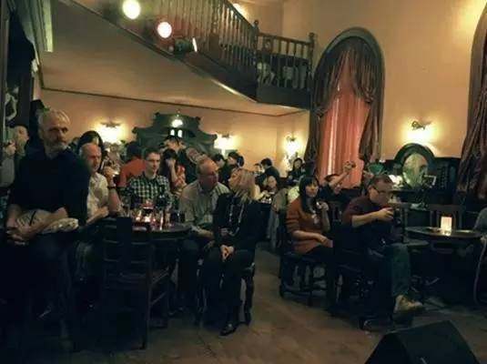 除了在杏花楼排网红青团，这条路还有上海最大书城和老爵士