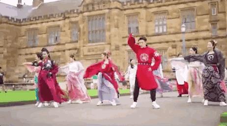 华丽汉服在外国街头惊艳外国人,中国汉服小姐姐美到哭了