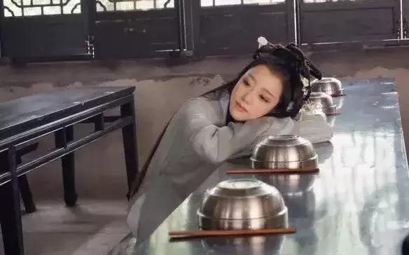 华丽汉服在外国街头惊艳外国人,中国汉服小姐姐美到哭了