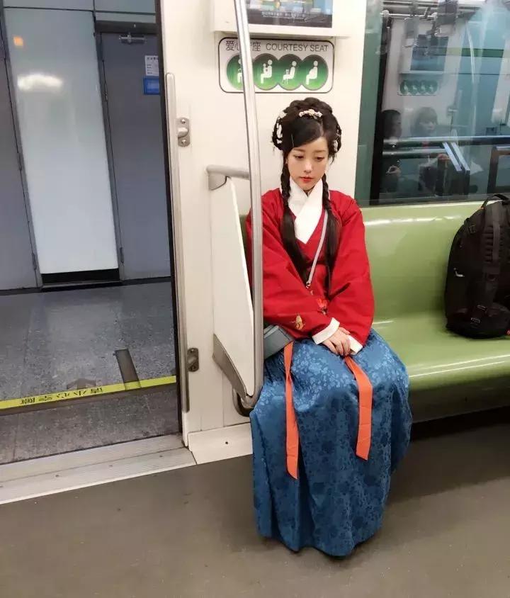 中国姑娘汉服惊呆外国人视频,中国姑娘在国外街头穿汉服惊艳了