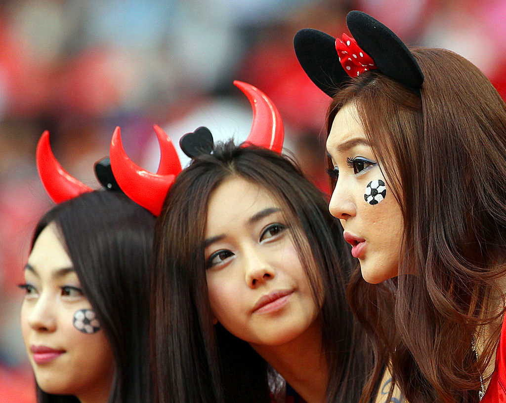 俄罗斯世界杯女子冲入球场,世界杯开赛俄罗斯美女