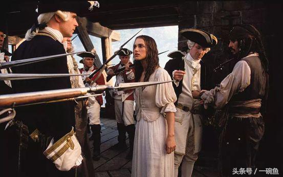 她是平胸的纸片姑娘，却是性感的英伦玫瑰，美得颠倒众生！