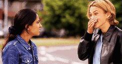 她是平胸的纸片姑娘，却是性感的英伦玫瑰，美得颠倒众生！