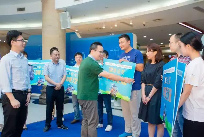 交通“零”违法，半吨汽油抱回家！