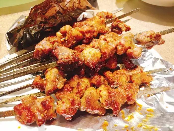 夜晚蒙古包吃烤全羊的真实视频,蒙古包里吃烤全羊一定要有仪式感