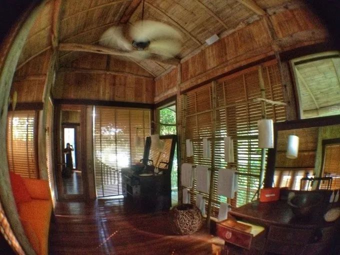 衣冠不整恕不招待厨师,衣冠不整不让进的饭店