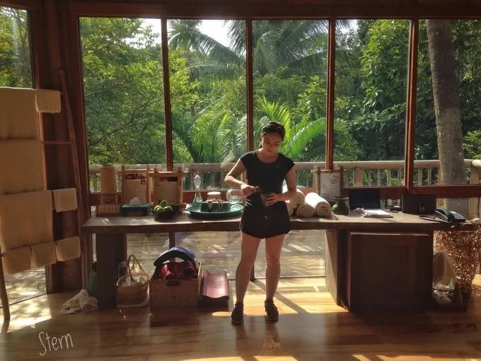 衣冠不整恕不招待厨师,衣冠不整不让进的饭店