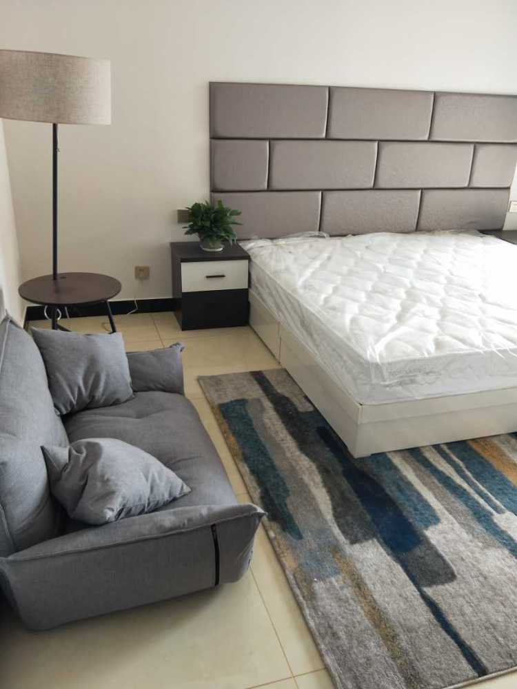 自己装新房，沙发太大只能对着卧室门，有没有办法改变？