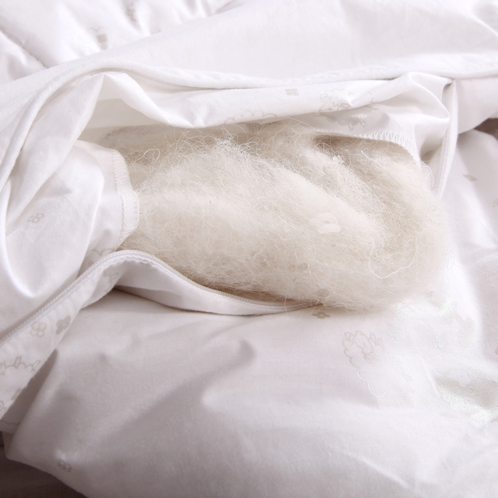 被子羽绒被蚕丝被现场制作,被子是买蚕丝被还是羽绒被