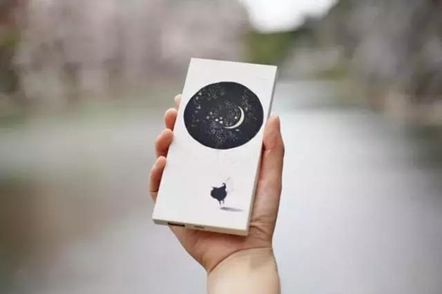 性能强的移动电源,比较小巧但容量大的移动电源