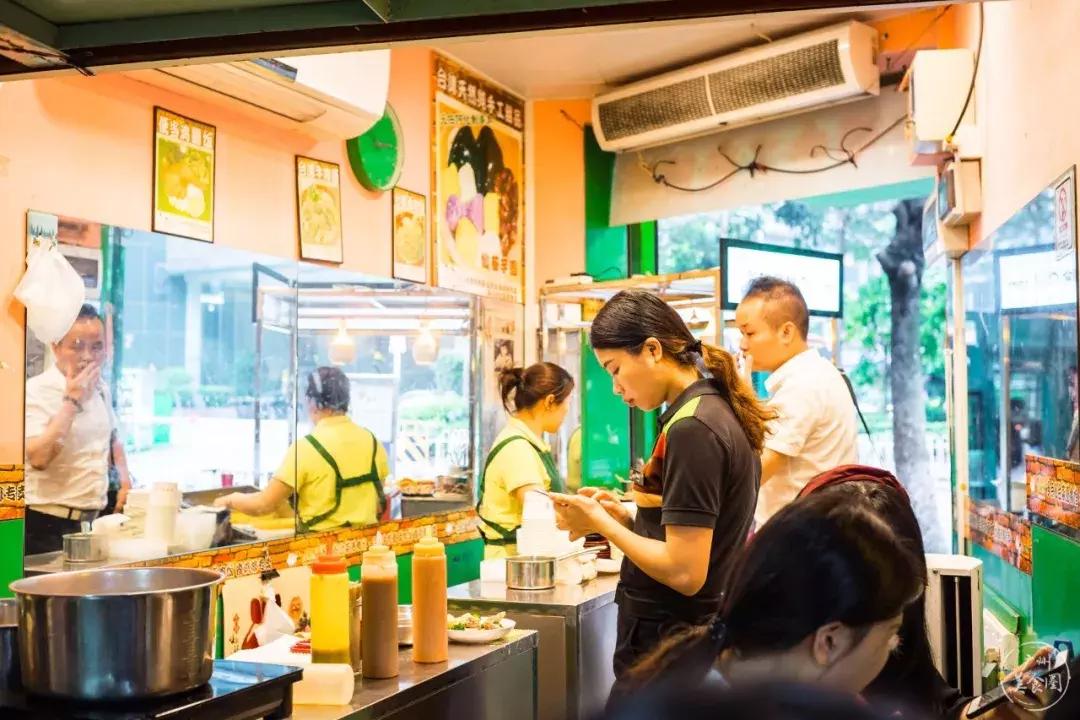 一对夫妻把台湾夜市搬来华师小店里！门面窄小，一不小心就错过！