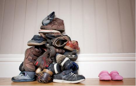 鞋子里面发臭是鞋垫的原因吗,鞋子刷了后没干潮湿发臭怎么办