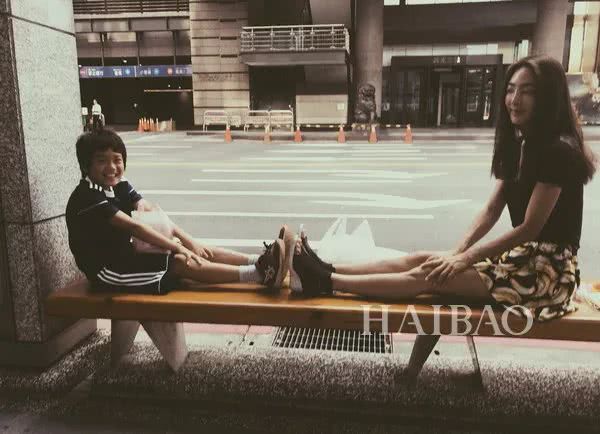 诺一现在这么接地气？才7岁的Grace就是铅笔腿！