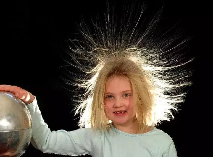 睡觉头发乱得像鸡窝一样,睡觉醒来头发乱