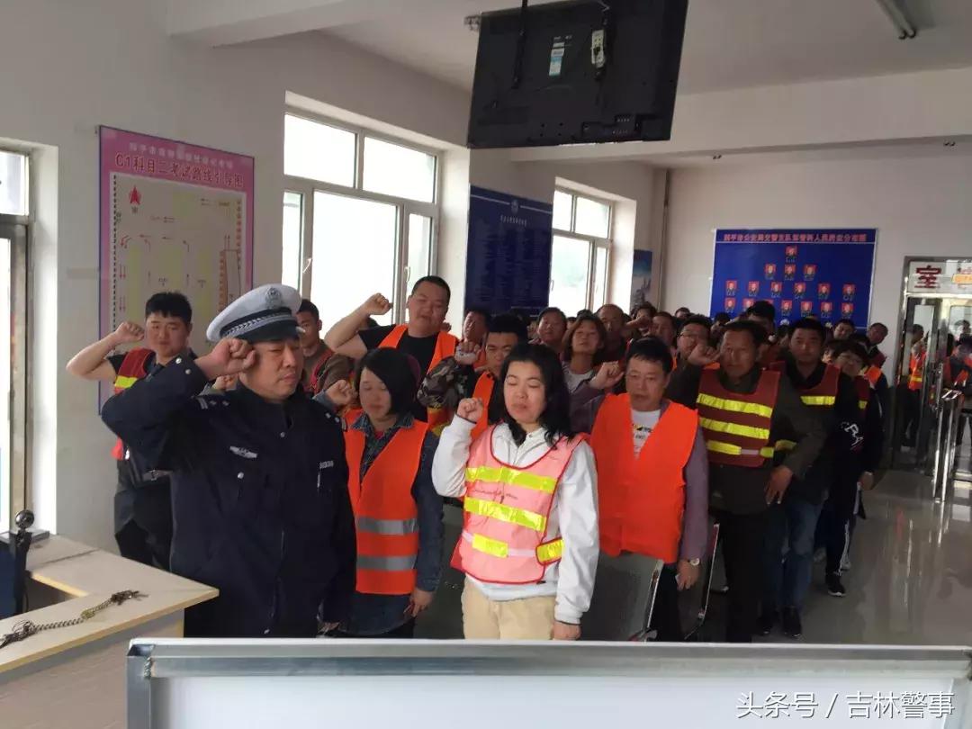 交警大队文明交通绿色出行,交警开展文明交通进驾校宣传活动