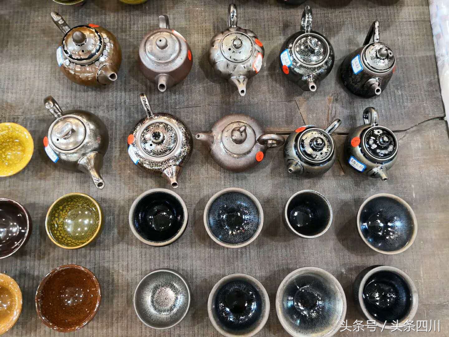 黑瓷明珠真品图片,粉青釉浮雕缠枝花瓣纹茶盏