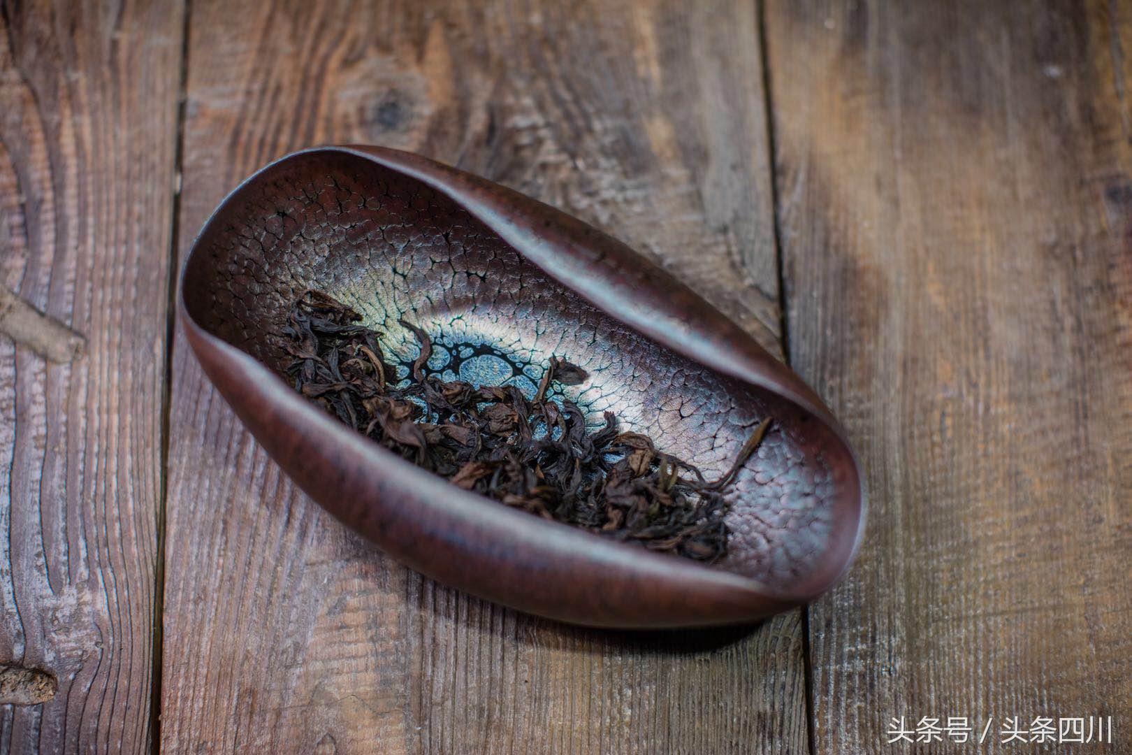 黑瓷明珠真品图片,粉青釉浮雕缠枝花瓣纹茶盏