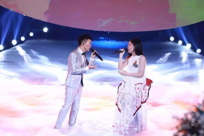 周深为什么老唱王菲的歌曲,周深黄绮珊王菲那英岁月完整版