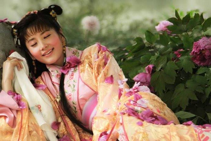 新红楼梦史湘云和林黛玉的关系,林黛玉与史湘云为什么差异那么多