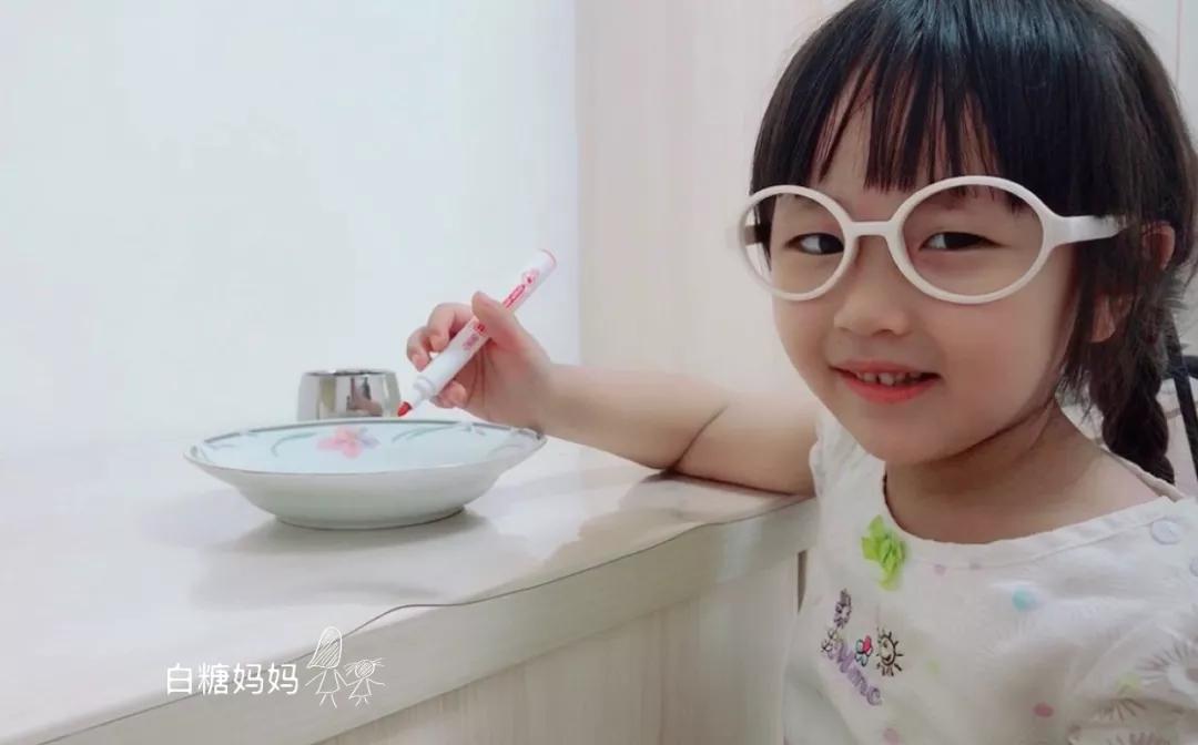 神笔白糖：我在盘子里画了只蝌蚪，加了点水，它就活过来游走了！