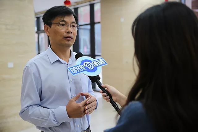 “校长在线”来了，快为闻涛中学男神校长打call~