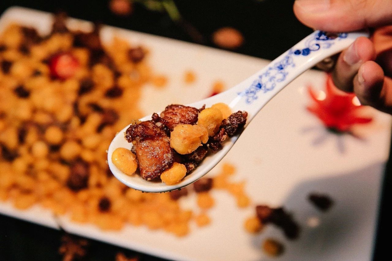 高管放弃高薪，研发出100多道新菜，取材就在店门口的小花园！