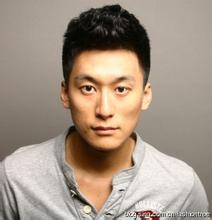 男生自己推两侧头发,男生的头发要怎么打理才好看