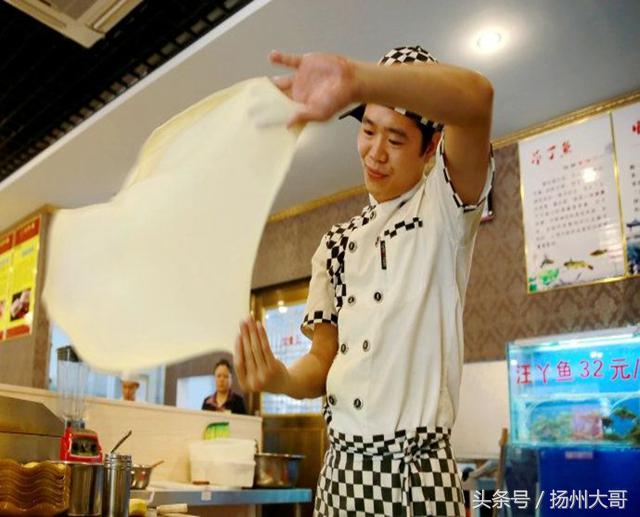 贵州吃的生猛美食,在贵州苗寨吃酸汤鱼