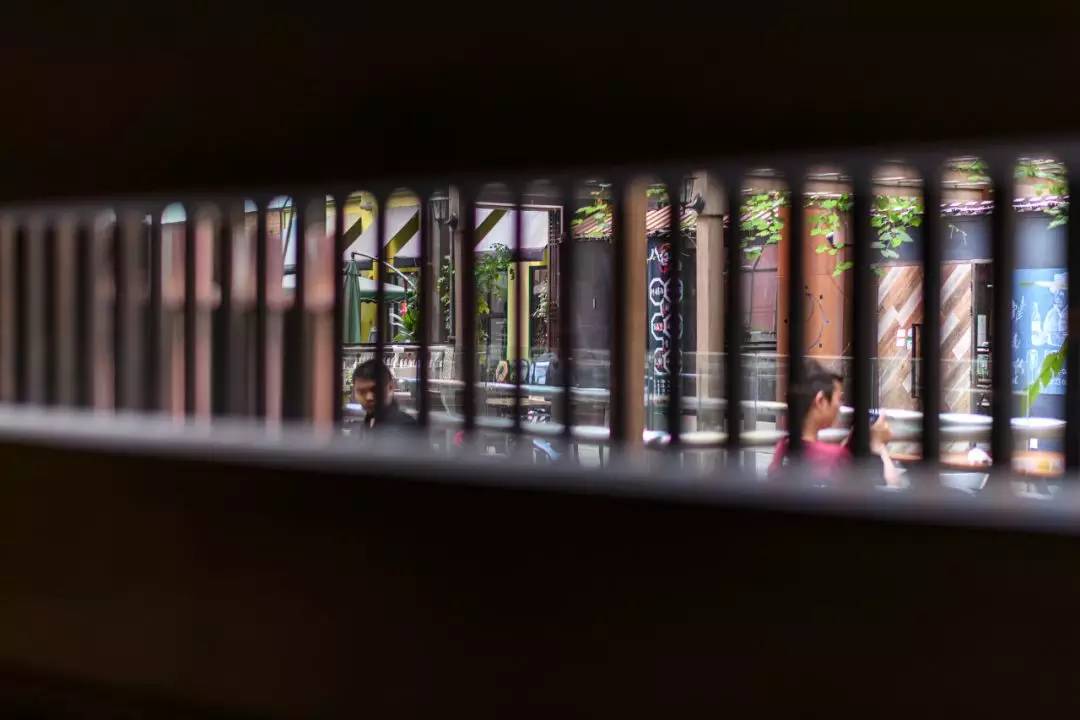 别再长胖了，否则你连这家店的门都挤不进去！